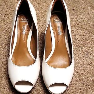 Clark's collectionWhite Heels 👠 😍 Size 7.